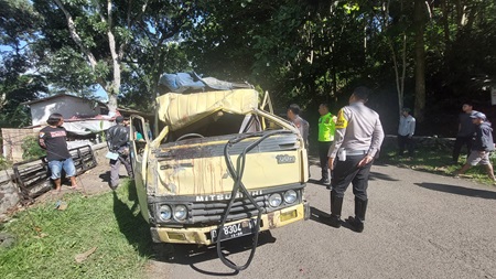 Truk pembawa rombongan penziarah terguling di jalan PLTA Saguling ,Leuwi Budah Saleos, Desa Saguling, Kecamatan Saguling, Kabupaten Bandung Barat, Jawa Barat Jumat (26/1/2024) sekitar pukul 00.30 WIB. (Foto: Ist)