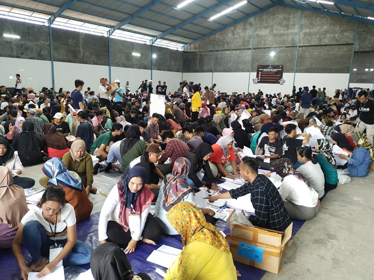 
Puluhan warga Bandung Barat sedang menyortir dan melipat surat suara di Gudang Logistik KPU KBB. (Foto: heny/dara)