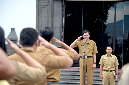 
Sekretaris Daerah Jawa Barat Taufiq Budi Santoso, memimpin Apel Pagi di Lingkungan Setda dan BPKAD sekaligus Penyerahan SK Pensiun, Taspen, dan Ucapan Terima Kasih bagi ASN Purna Tugas, Halaman Gedung Sate SEnin, 5 Februari 2024 (Foto: Dokpim Jabar)