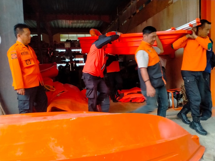 
Kepala BPBD Kabupaten Bandung Uka Suska Puji Utama mempimpin distribusi logistik untuk kesiapsiagaan menghadapi potensi bencana banjir, longsor, dan angin kencang jelang Pemilu 14 Februari 2024 di Soreang, Rabu (7/2/2024). (Foto: BPBD Kab. Bandung)