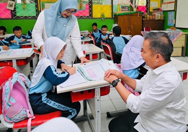 Penjabat Gubernur Jawa Barat Bey Machmudin mengunjungi SD Negeri Bintara Jaya dalam kunjungan kerjanya di Kota Bekasi, Rabu (29/2/2024). (Foto: diskominfo)