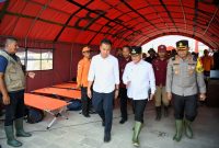 
Penjabat Gubernur Jawa Barat Bey Machmudin meninjau lokasi banjir di Kecamatan Kertajati, Kabupaten Majalengka, Selasa (13/2/2024) siang.(Foto: admin pemprovjabar)
