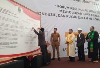 
Forum Kerukunan Umat Beragama (FKUB) Jabar mendeklarasian pemilu damai, aman, tenteram, dan harmonis,di Hotel Sultan Raja, Soreang Kabupaten Bandung, Senin (5/2/2024).(Foto: admin diskominfo) 