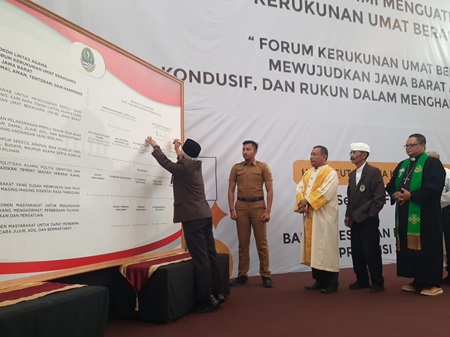 
Forum Kerukunan Umat Beragama (FKUB) Jabar mendeklarasian pemilu damai, aman, tenteram, dan harmonis,di Hotel Sultan Raja, Soreang Kabupaten Bandung, Senin (5/2/2024).(Foto: admin diskominfo) 