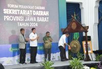 
Pj Gubernur Jawa Barat Bey Machmudin mmbuka Forum Perangkat Daerah Sekretariat Daerah Provinsi Jawa Barat di Aula Barat Gedung Sate, Kota Bandung, Kamis (22/2/2024).(Foto: Biro Adpim Jabar)