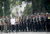 

Pj Gubernur Jawa Barat Bey Machmudin memimpin Apel Pergeseran Pasukan dan Patroli Gabungan Terpadu dalam Rangka Pengamanan Pemilu 2024 Wilayah Jabar, di Jalan Diponegoro, Kota Bandung, Senin (12/2/2024).(Foto: Biro Adpim Jabar)