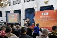 
Penjabat Sekretaris Daerah Jawa Barat Taufiq Budi Santoso menghadiri kegiatan Pengawasan Pengisian Jabatan Pimpinan Tinggi (JPT) dan Penyerahan Penghargaan Indeks Kualitas Pengisian JPT di Aula Barat Gedung Sate, Kota Bandung, Jumat (16/2/2024).(Foto: Biro Adpim  Jabar)