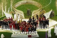 
Timnas Qatar dengan trofi juara Piala Asia AFC Qatar 2023, Sabtu 10 Februari 2024. (Foto: AFP)