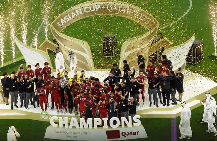 
Timnas Qatar dengan trofi juara Piala Asia AFC Qatar 2023, Sabtu 10 Februari 2024. (Foto: AFP)