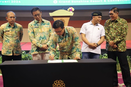 
Bupati Bandung Dadang Supriatna menandatangani dokumen rancangan awal (Ranwal) Rencana Kerja Pemerintah Daerah (RKPD) 2025, pada saat membuka Konsultasi Publik RKPD 2025, di Grand Sunshine Soreang, Kamis (1/2/2024). (Foto: diskominfo)