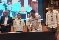 
Sekretaris Daerah Kabupaten Bandung Cakra Amiyana menandatangi dokumen pada  Konsultasi Publik rancangan awal dokumen Rencana Pembangunan Jangka Panjang Daerah (RPJPD) tahun 2025 - 2045, di Grand Sunshine Soreang, Rabu (31/1/2024). (Foto: diskominfo)