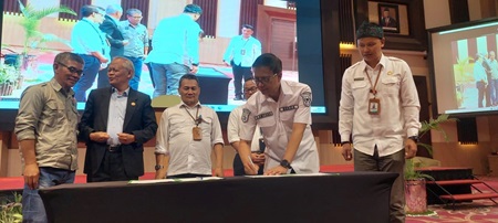 
Sekretaris Daerah Kabupaten Bandung Cakra Amiyana menandatangi dokumen pada  Konsultasi Publik rancangan awal dokumen Rencana Pembangunan Jangka Panjang Daerah (RPJPD) tahun 2025 - 2045, di Grand Sunshine Soreang, Rabu (31/1/2024). (Foto: diskominfo)