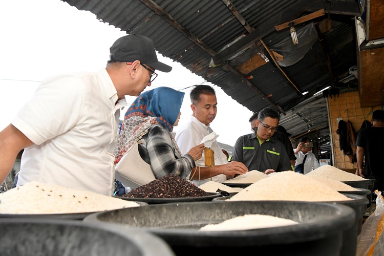 Penjabat Gubernur Jawa Barat Bey Triadi Machmudin melakukan inspeksi mendadak ke Pasar Induk Gede Bage, Bandung, Senin (20/2/2024) petang. (Foto: deram/dara)