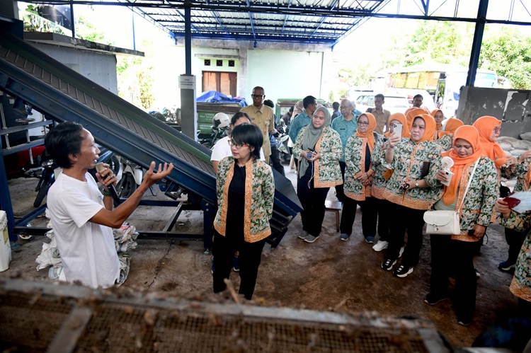 
Penjabat Ketua TP-PKK Provinsi Jabar Amanda Bey Machmudin studi tiru bidang lingkungan hidup ke beberapa desa di Bali untuk kemudian dikembangkan di Jabar. (Foto: admin Pemprovjabar)