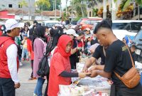 DPC PDI-Perjuangan Garut menggelar kampanye positif, seperti senam sehat bersama warga, pasar murah, lomba pungut sampah, dan donor darah di Hotel Agusta, Jalan Raya Cipanas, Kecamatan Tarogong Kaler, Kabupaten Garut, Minggu (4/2/2024)(Foto: Istimewa)
