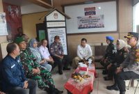 Kapolres Garut, AKBP Rohman Yonky Dilataha, bersama unsur Forkopimda Garut melakukan peninjauan dan pengecekan ke sejumlah sekretariat PPK dan TPS di wilayah Kabupaten Garut, Selasa (13/2/2024)(Foto: Istimewa)