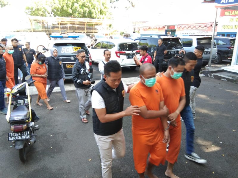 Para tersangka digiring petugas usai ditunjukan dalam konferensi pers di Mapolres Garut, Jalan Sudirman, Kecamatan Karangpawitan, Kabupaten Garut, Selasa (20/2/2024)(Foto: Istimewa)