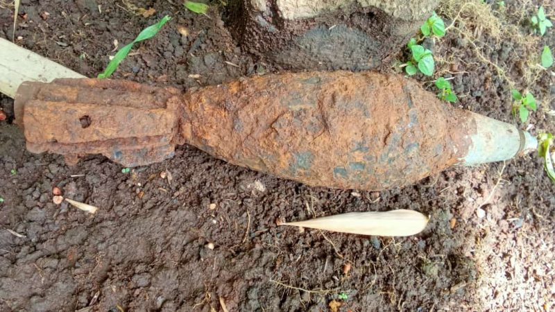 Benda mirip mortir yang ditemukan di salah satu kebun milik warga di kaki Gunung Haruman Jingga, tepatnya Kampung Lembur Kulon, Desa Cipareuan, Kecamatan Cibiuk, Kabupaten Garut, Selasa (27/2/2024).(Foto: Istimewa)
