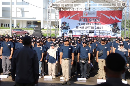 
Pj Bupati Garut, Barnas Adjidin, memimpin Apel Siaga Pengawasan Tahapan Kampanye, Masa Tenang, serta Tahapan Pemungutan dan Penghitungan Suara di SOR RAA Adiwijaya, Jalan Proklamasi, Kecamatan Tarogong Kidul, Kabupaten Garut, Jumat (9/2/2024).(Foto: andre/dara)
