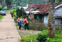 Tim Pusat Pengendali Operasi BPBD Jawa Barat  menyediakan terpal untuk warga yang rumahnya terdampak puting beliung di Kampung Citawa, Desa Tarumajaya, Kecamatan Kertasari, Kabupaten Bandung, Sabtu (24/2/2024). (Foto: diskominfo) 