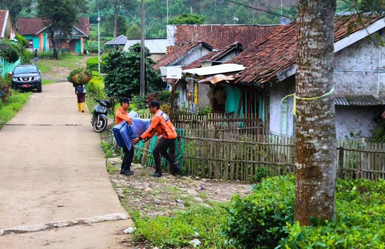 Tim Pusat Pengendali Operasi BPBD Jawa Barat  menyediakan terpal untuk warga yang rumahnya terdampak puting beliung di Kampung Citawa, Desa Tarumajaya, Kecamatan Kertasari, Kabupaten Bandung, Sabtu (24/2/2024). (Foto: diskominfo) 