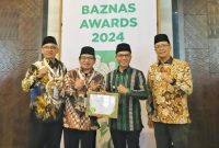 Bupati Bandung Dadang Supriatna meraih BAZNAS Award 2024 kategori 