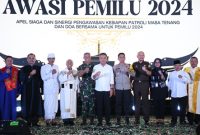 
Pj Gubernur Jawa Barat Bey Machmudin menghadiri Rampak Sauyunan Awasi Pemilu 2024  