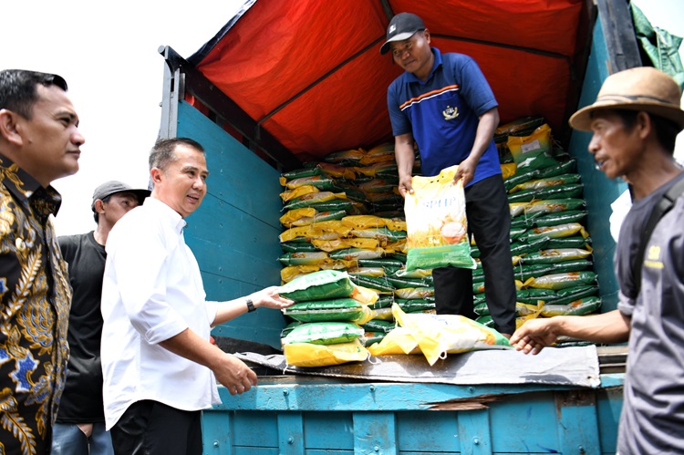 Penjabat Gubernur Jawa Barat Bey Machmudin meninjau Gerakan Pasar Murah (GPM) di Taman Bagja Raharja, Kabupaten Majalengka, Jumat (23/2/2024).(Foto: Biro Adpim Jabar)