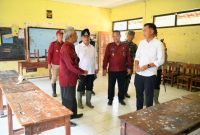 

Penjabat Gubernur Jawa Barat Bey Machmudin meninjau lokasi banjir di Kecamatan Kertajati, Kabupaten Majalengka, Selasa (13/2/2024) siang. (Foto: admin pemprovjabar)
