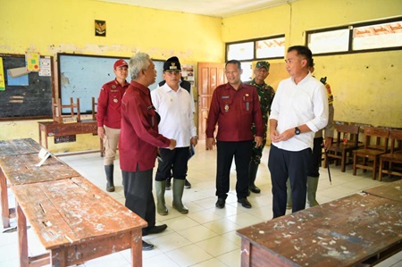 

Penjabat Gubernur Jawa Barat Bey Machmudin meninjau lokasi banjir di Kecamatan Kertajati, Kabupaten Majalengka, Selasa (13/2/2024) siang. (Foto: admin pemprovjabar)
