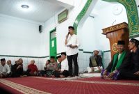 
Bupati Dadang Supriatna bersilahturahmi dengan tokoh masyarakat usai melaksanakan Jumat Keliling (Jumling) ke-90 di Masjid Jami Argadinata RT 02/RW 08 Kampung  Bolero Desa Dayeuhkolot Kecamatan  Dayeuhkolot Kabupaten Bandung, Jumat (16/2/2024).(Foto: diskominfo)