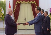 Presiden Jokowi menerima surat kepercayaan dari dubes LBBP negara-negara sahabat, Kamis (15/02/2024), di Istana Merdeka, Jakarta. (Foto: Humas Setkab/Oji)
