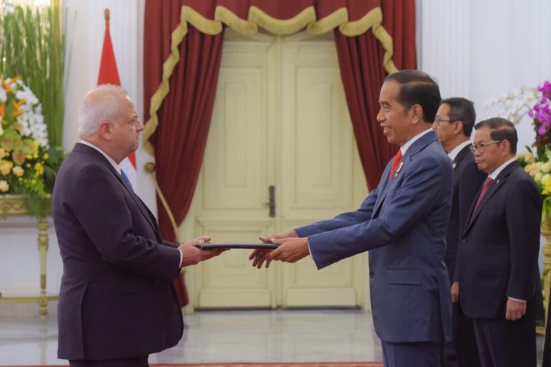 Presiden Jokowi menerima surat kepercayaan dari dubes LBBP negara-negara sahabat, Kamis (15/02/2024), di Istana Merdeka, Jakarta. (Foto: Humas Setkab/Oji)
