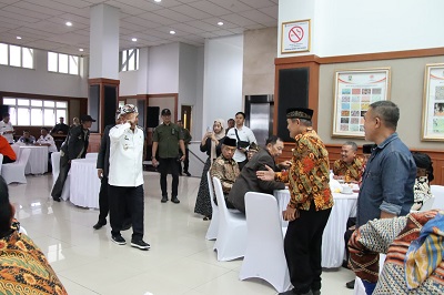 Arsan Latif menunjukan sikap hormat ketika bertemu dengan para tokoh pemekaran KBB
(Foto: Ist)