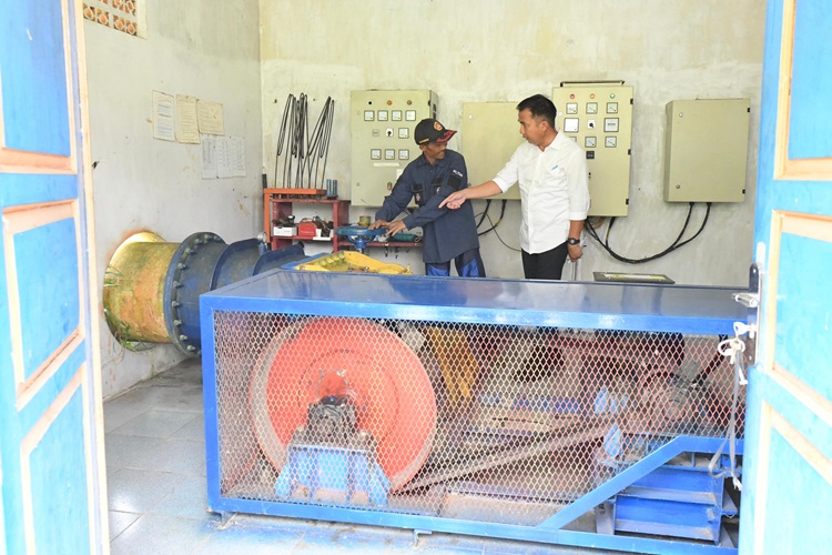 
Pj Gubernur Jawa Barat Bey Machmudin Mengunjungi PLTMH (Pembangkit Listrik Tenaga Mikro Hidro) di Tangsi Jaya Desa Tangsi Jaya, Desa Gunung Halu, Kab. Bandung Barat, Kamis (22/2/2024).( Foto: Biro Adpim)