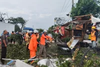 
Angin puting beliung yang melanda kawasan Kabupaten Sumedang dan Kabupaten Bandung, pada Rabu (21/2/2024) pukul 15.30 WIB. (Foto: bnpb.go.id)
