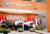 Presiden Jokowi meresmikan RS PPN Panglima Besar Soedirman dan 20 rumah sakit TNI lainnya, Senin (19/02/2024), di RS PPN Panglima Besar Soedirman, Bintaro, Jakarta. (Foto: BPMI Setpres)
