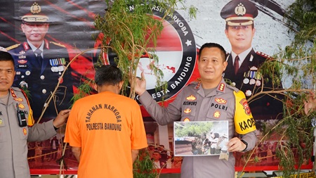 

Kapolresta Bandung Kombes Pol Kusworo Wibowo saat menggelar konferensi pers di Mapolresta Bandung. Senin (12/2/2024).(Foto: Ist)
