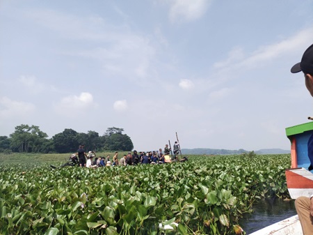 Rombongan Penjabat (Pj) Bupati Bandung Barat Arsan Latif bersama Sekda KBB, Ade Zakir serta sejumlah Perangkat Daerah KBB saat mengunjungi warga Kampung Cijuhung  RW 11 Desa Margaluyu, Kecamatan Cipeundeuy, Kabupaten Bandung Barat (KBB).(Foto: Heny/dara)
