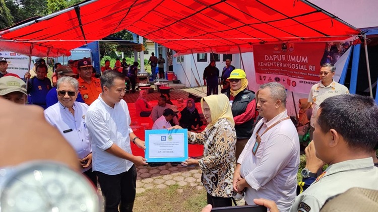Penjabat (Pj.) Gubernur Jawa Barat Bey Machmudin memberikan bantuan saat meninjau lokasi bencana banjir di Kabupaten Cirebon, Kamis (7/3/2024). (Foto: admin pemprov)
