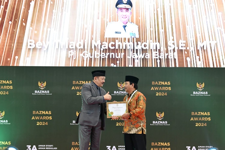 
Penjabat Gubernur Jawa Barat Bey Machmudin menerima penghargaan sebagai Kepala Daerah Pendukung Pengelolaan Zakat Terbaik dalam Baznas Award 2024 di Hotel Bidakara, Jakarta, Kamis (29/2/2024).(Foto: Biro Adpim Jabar)