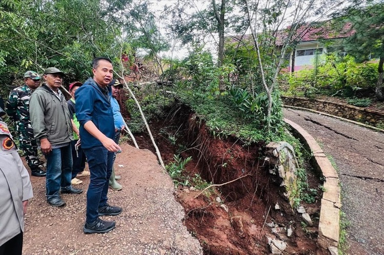 
Penjabat Gubernur Jawa Barat Bey Machmudin meninjau lokasi pergerakan tanah di Desa Cibedug, Kecamatan Rongga, Kabupaten Bandung Barat, Sabtu (2/3/2024).(Foto: Biro Adpim Jabar)