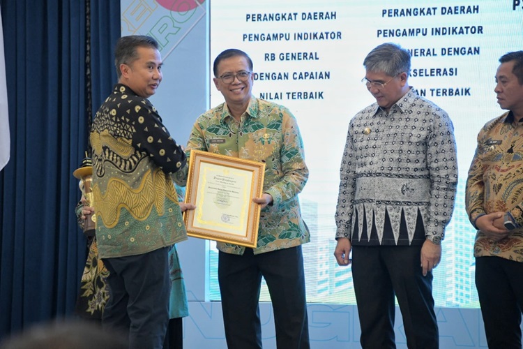 
Penjabat Gubernur Jawa Barat Bey Machmudin menyerahkan Anugerah Reformasi Birokrasi Jawa Barat Tahun 2024 kepada Pemerintah Daerah Kabupaten/Kota dan Perangkat Daerah di lingkungan Pemda Provinsi Jabar di Aula Barat, Gedung Sate, Kota Bandung, Rabu (6/3/2024).(Foto: Biro Adpim Jabar)
