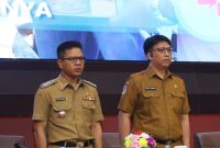 
Bupati Bandung Dadang Supriatna dan Kepala Bapenda Erwan Kusuma Hermawan
menghadiri Sosialisasi SPPT PBB P2 di Grand Sunshine Soreang, Senin (4/3/2024). (Foto: diskominfo)

r