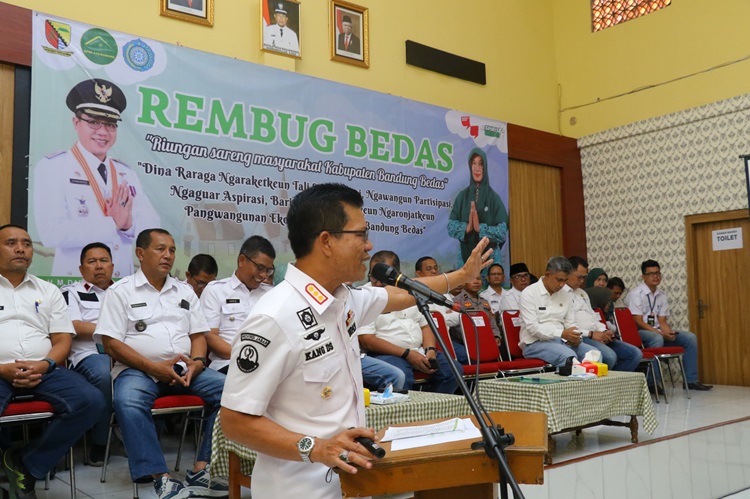 Bupati Bandung Dadang Supriatna melaksanakan Rembug Bedas ke-98 di Desa Sekarwangi, Kecamatan Soreang, Rabu (20/3/2024). (Foto: diskominfo)
