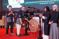 
Sekretaris Daerah Kabupaten Bandung Cakra Amiyana didampingi Kepala Bapenda Erwan Kusumah membuka Grand Final Pemilihan Duta Pajak Kabupaten Bandung, di Grand Sunshine Soreang, Jumat (8/3/2024). (Foto: diskominfo)

