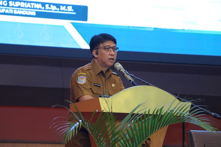 
Kepala Bapenda Kabupaten Bandung, Erwan Kusuma Hermawan memberikan sambutan pada acara Sosialisasi SPPT PBB P2, di Grand Sunshine Soreang, Senin (4/3/2024).(Foto: disominfo)