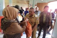 Pj Bupati Bandung Barat Arsan Latif saat menyerahkan bantuan sembako dari BNPB (Foto: Istimewa)