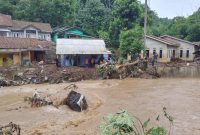 Rumah di tepi Sungai Cimeta RW 14 yang terkena banjir bandang (Foto: Istimewa)