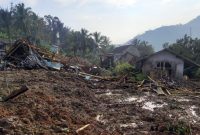 
Sembilan orang diduga masih tertimbun longsor di Kampung Gintung, Desa Cibenda, Kecamatan Cipongkor, Kabupaten Bandung Barat. (Foto: BPBD KBB)
